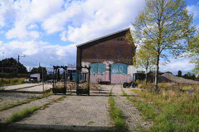 900371 Gezicht op de voormalige HTMU-loods op het werkplaatsterrein van de N.S. aan de 2e Daalsedijk te Utrecht, hier ...